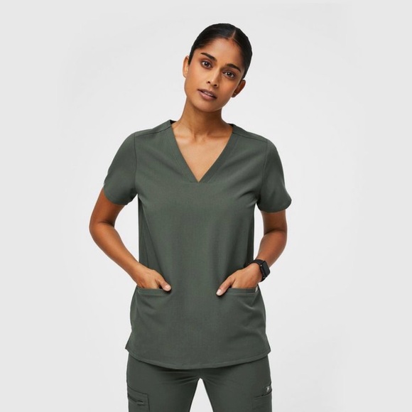 FIGS Women's Casma 3-Pocket Scrub Top in Moss Green. Size: XS. Like new. - Picture 3 of 11